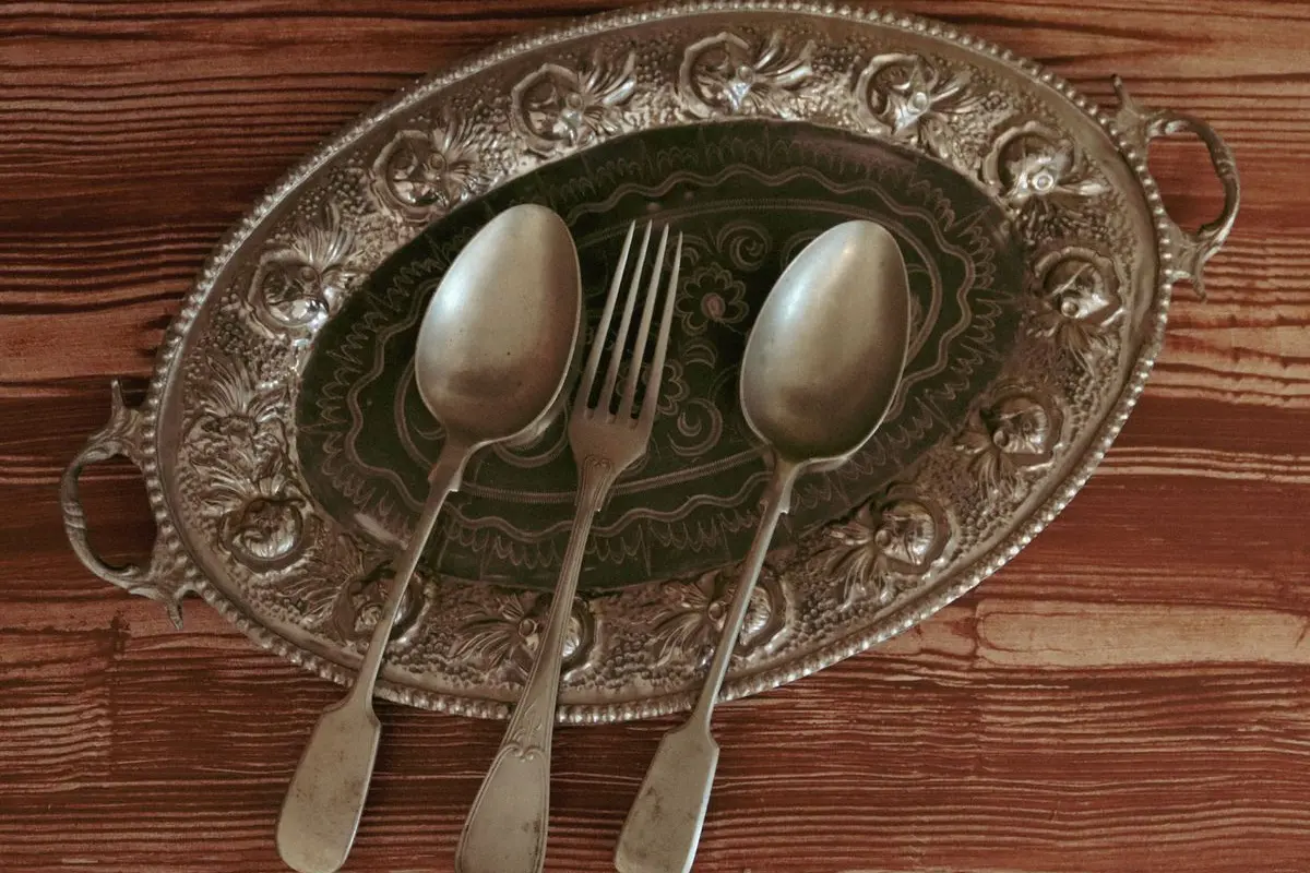 Talheres e bandeja de prata antigos