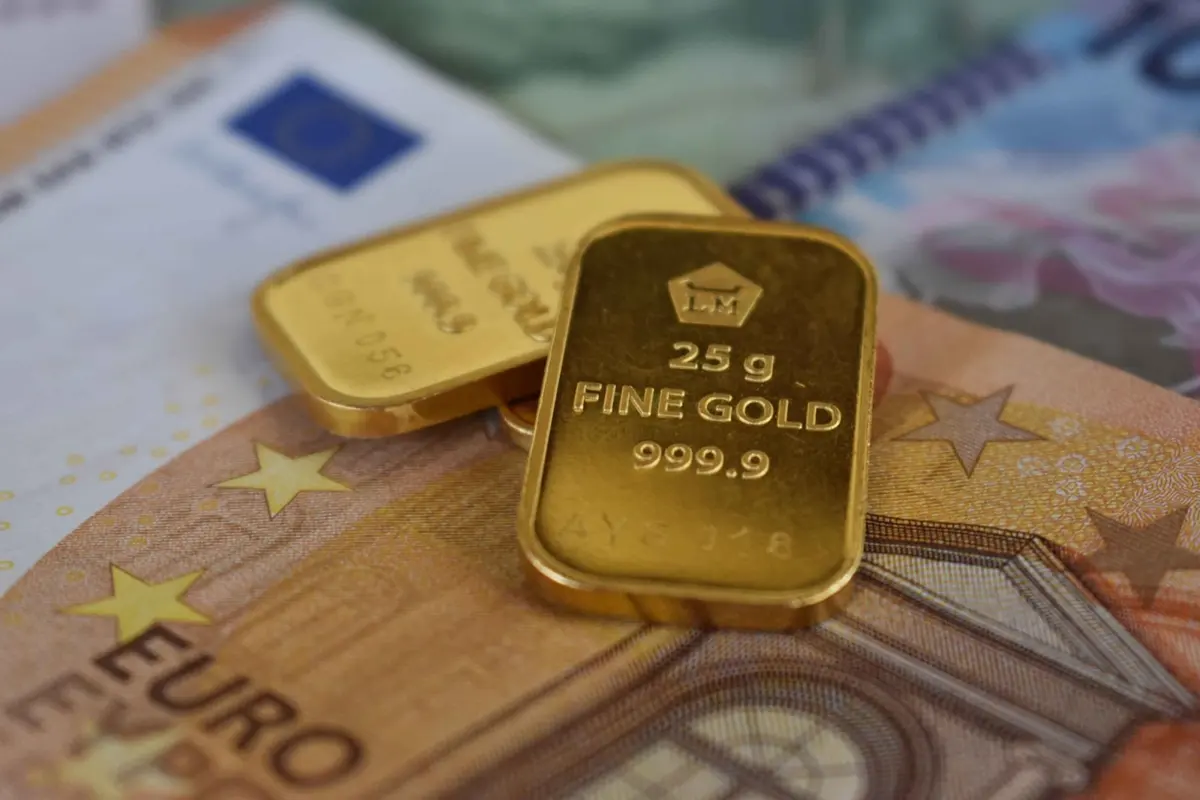 Barras de ouro sobre notas de euro