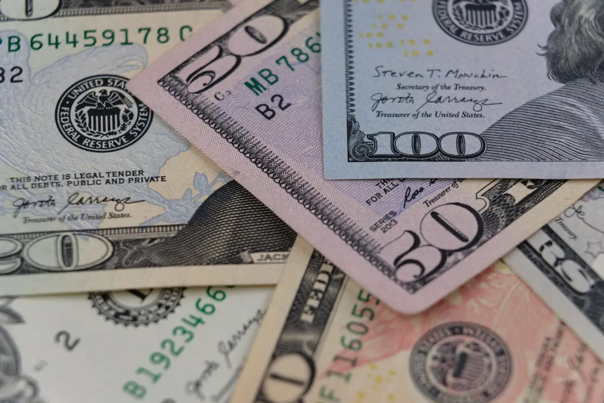 Notas de dólar americano espalhadas