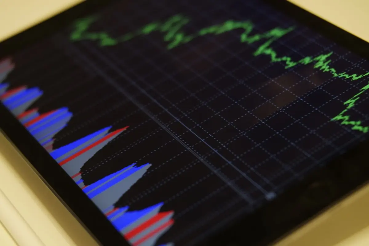 Gráfico de linhas e barras em tela de tablet