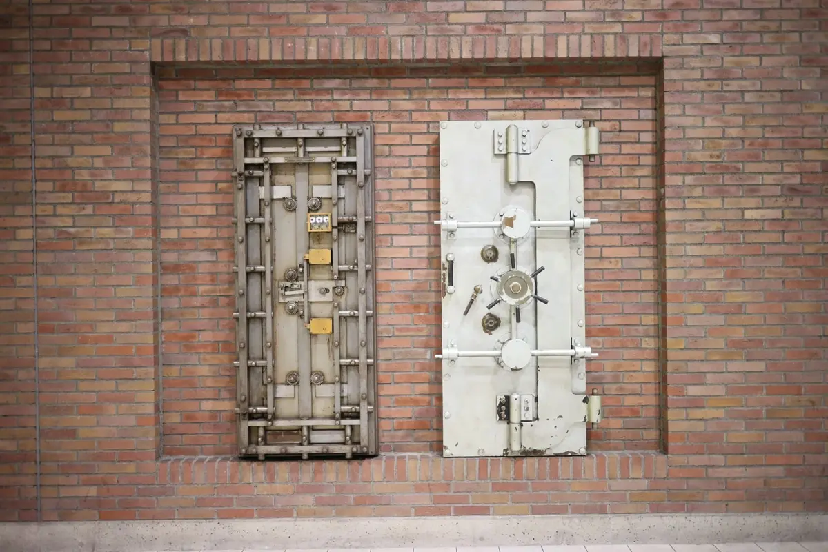 Portas de cofre antigas em parede de tijolos