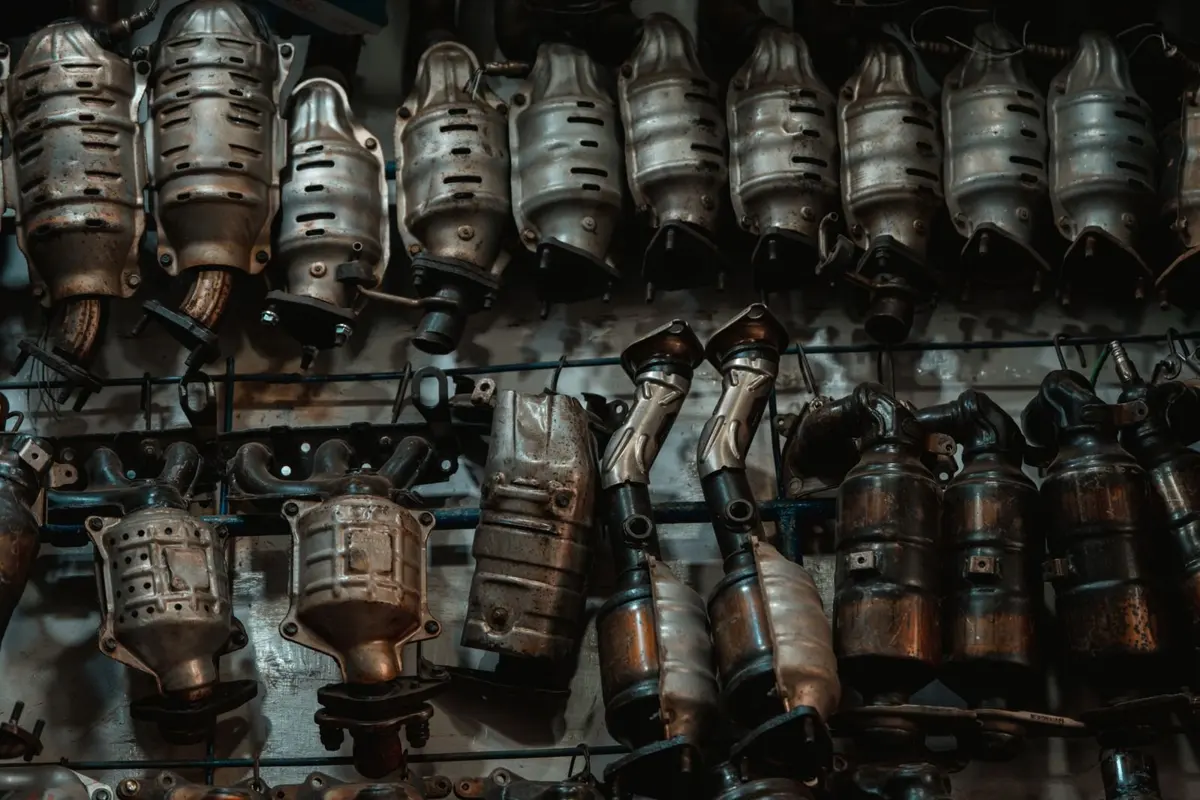 Catalisadores automotivos usados enfileirados