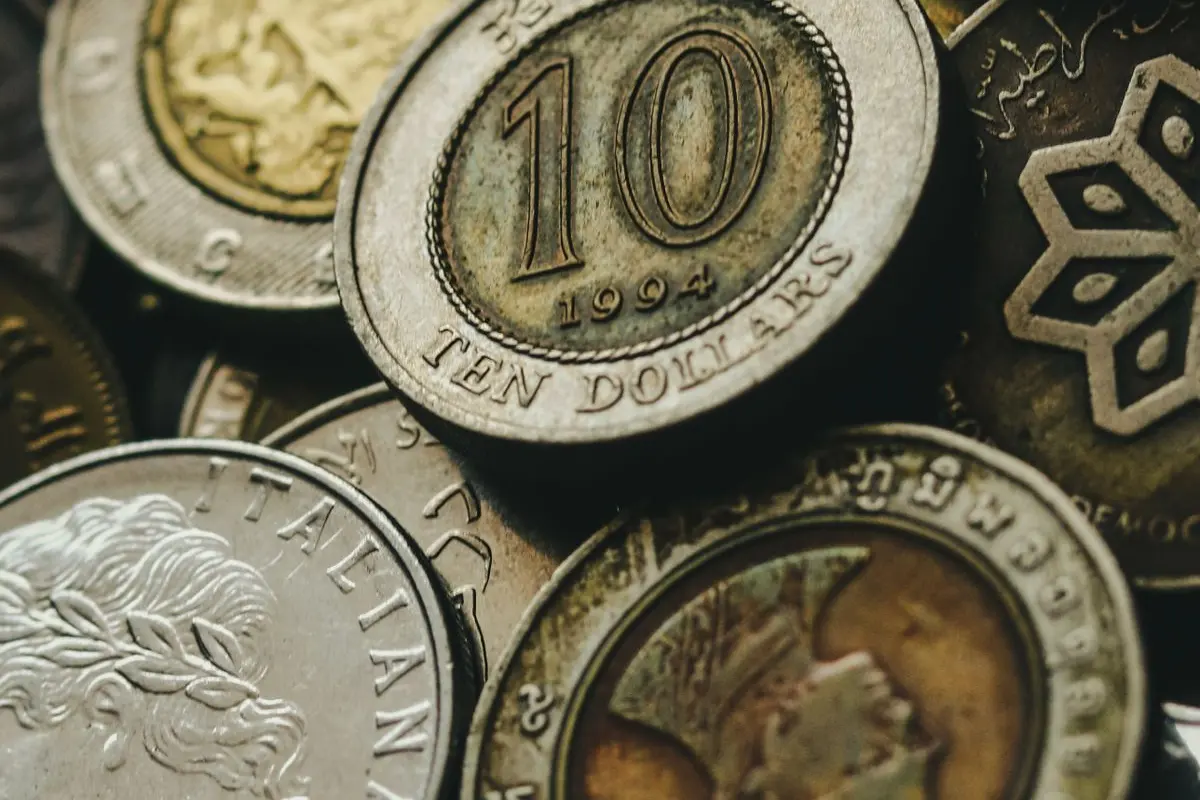 Moedas de prata antigas em close