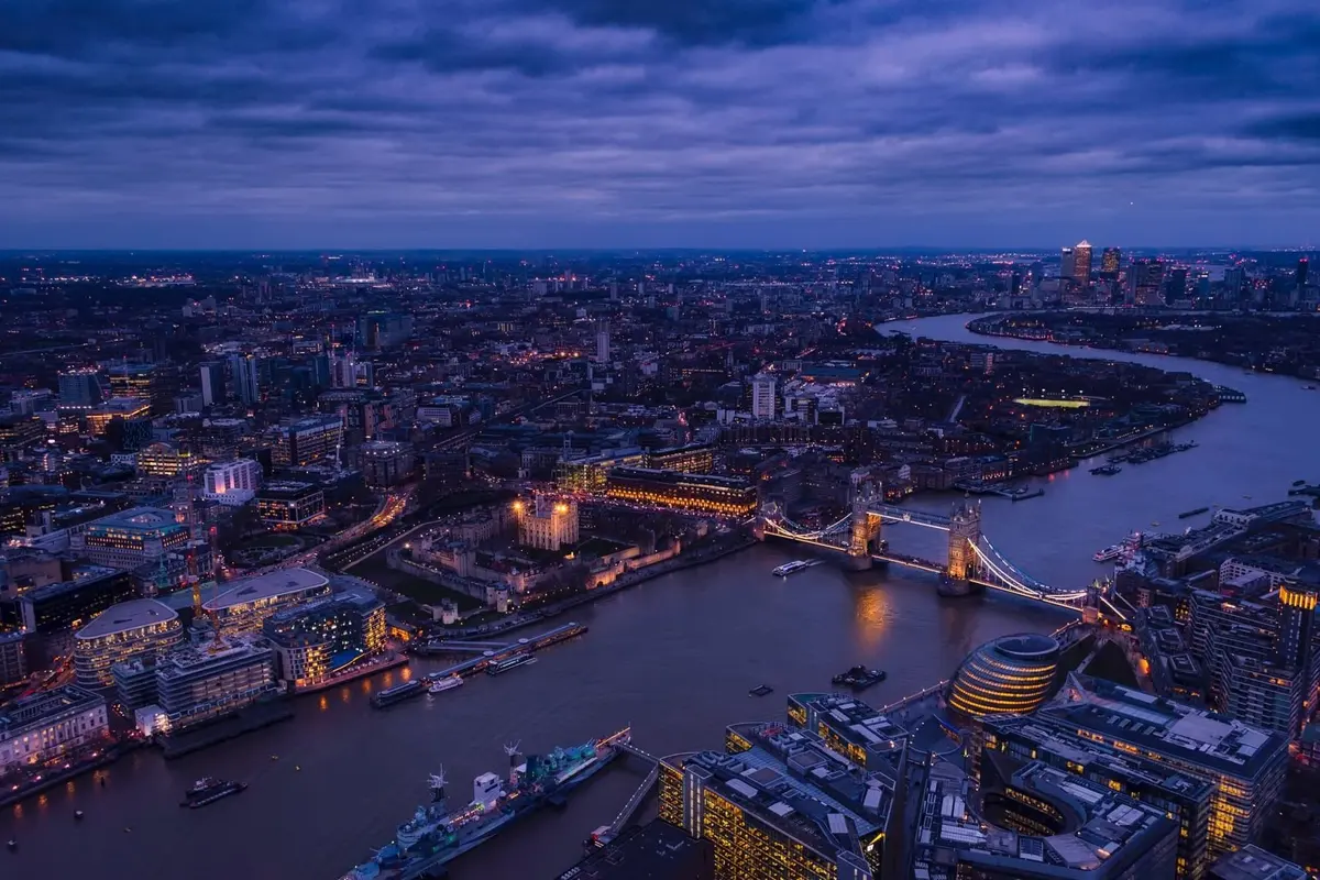 Londres ao entardecer, vista aérea do rio Tâmisa