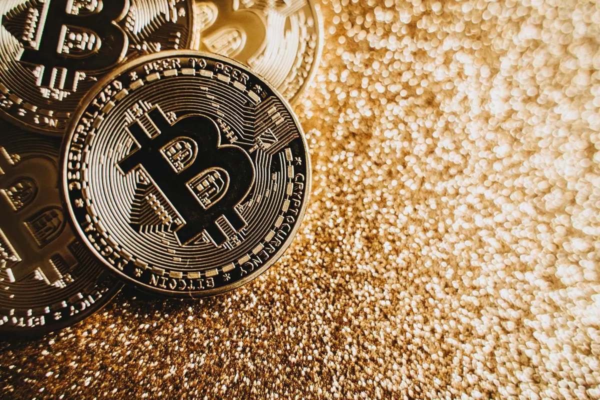 Moedas de bitcoin sobre superfície dourada