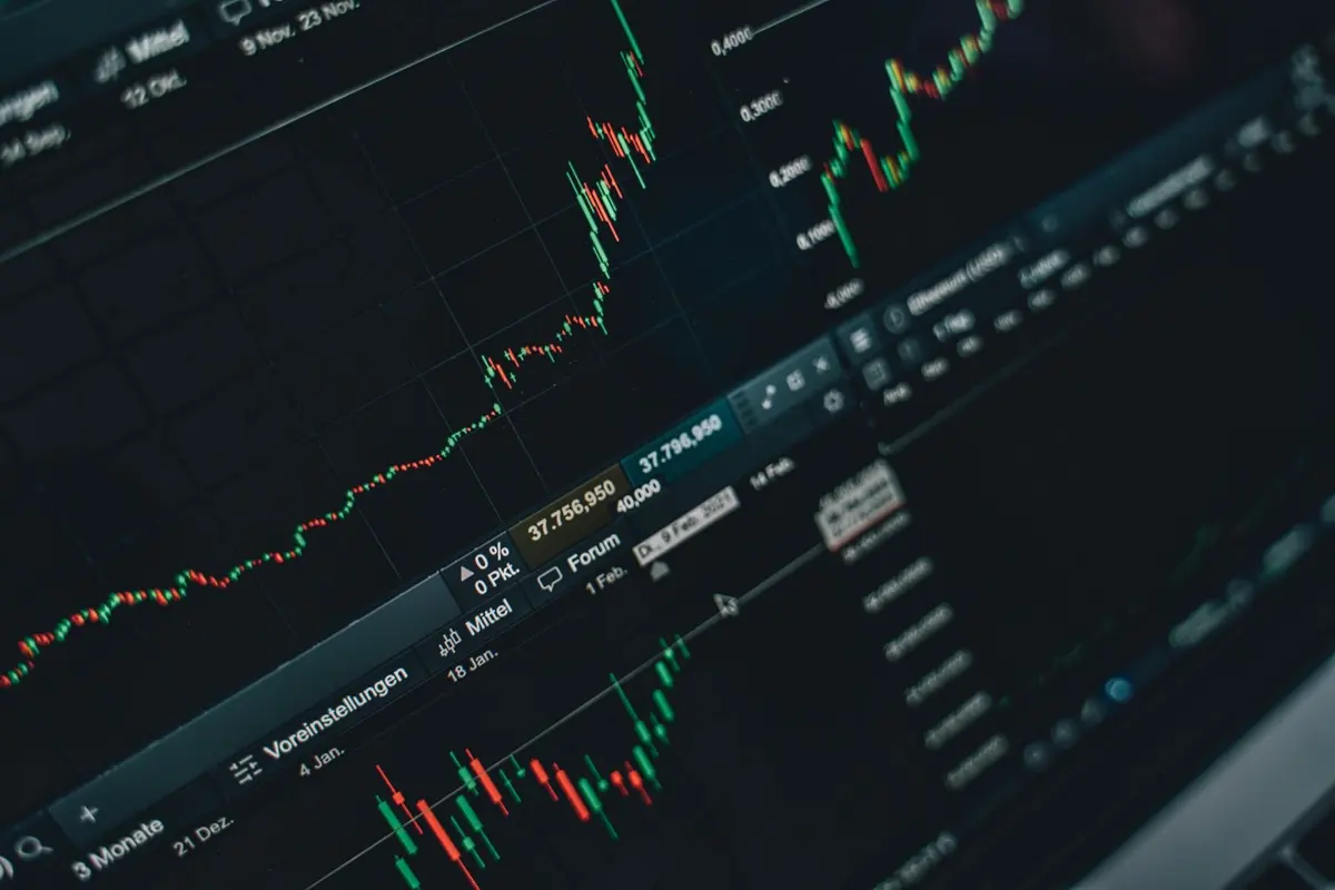 Gráficos de mercado em tela escura