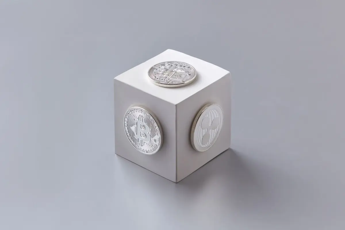 Cubo de prata com moedas de prata encaixadas