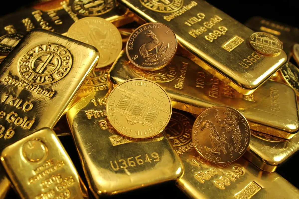 Barras e moedas de ouro empilhadas