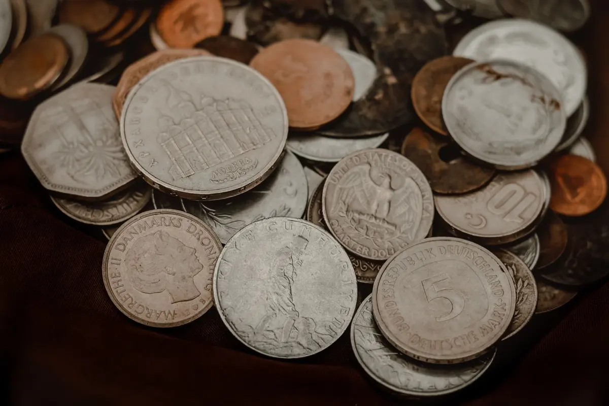 Pilha de moedas de prata antigas