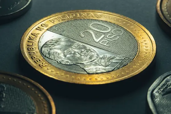 Moedas redondas de metal dourado e prateado