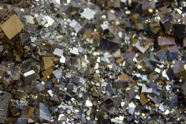 Minerais metálicos brilhantes em close