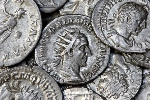 Moedas romanas antigas de prata