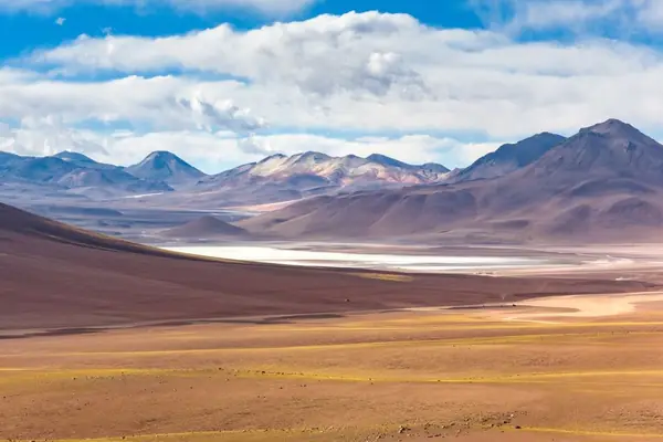 Paisagem de deserto e montanhas nos Andes bolivianos