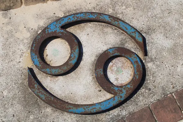 Peça de metal enferrujada sobre o chão