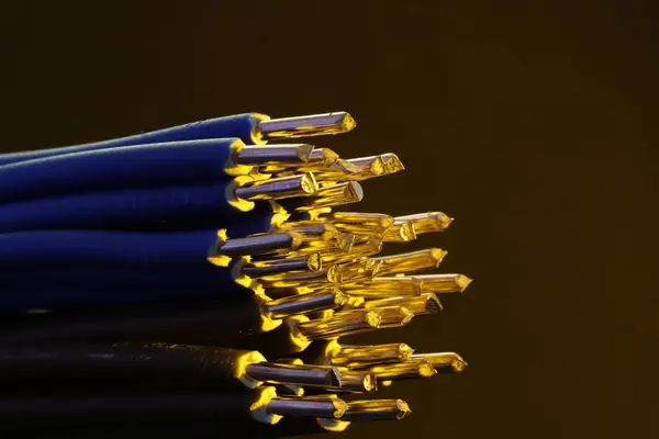 Fios finos com pontas douradas