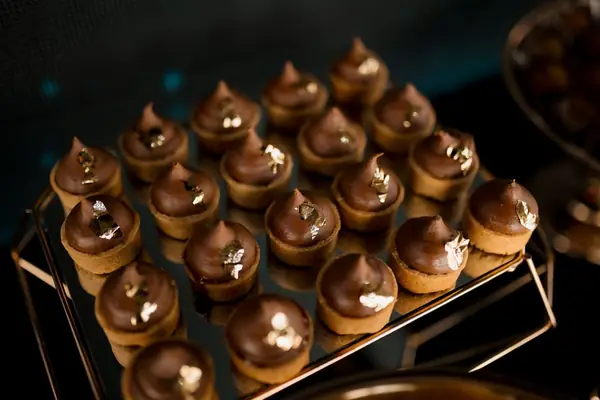 Doces de chocolate decorados com folha de ouro