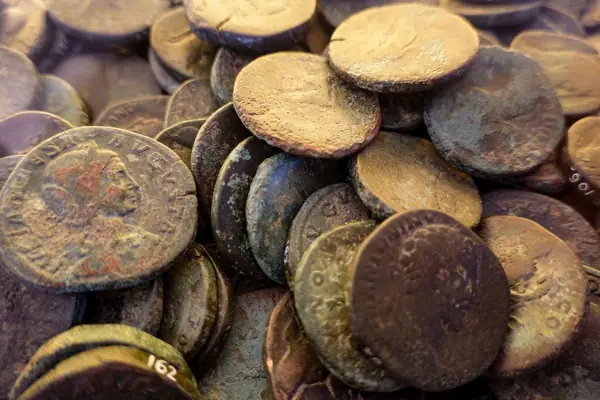 Moedas romanas antigas com pátina