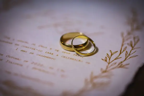 Duas alianças de ouro sobre um papel