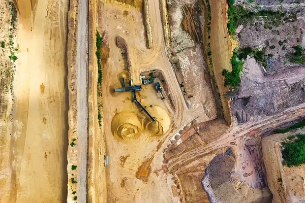 Vista aérea de uma mina a céu aberto