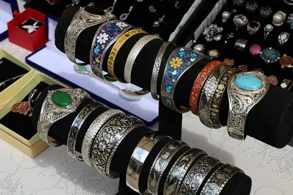 Pulseiras de prata ornamentadas em uma vitrine