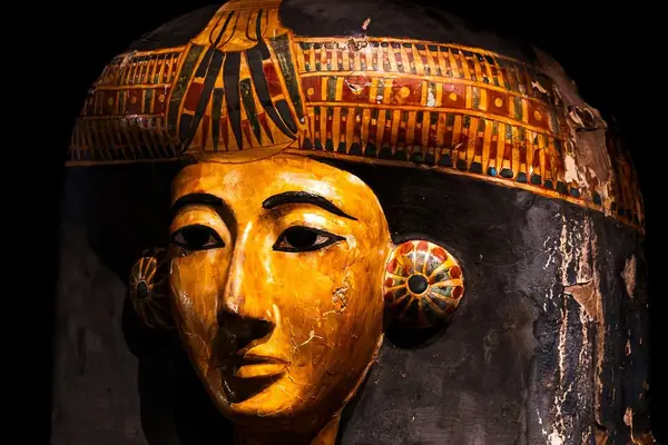 Máscara funerária egípcia dourada em museu