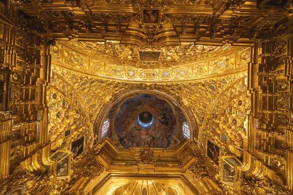 Interior de igreja barroca com talha dourada