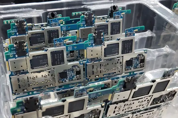 Placas de circuito de celulares em uma caixa