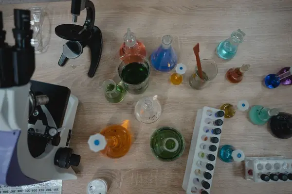 Material de laboratório de química sobre uma bancada