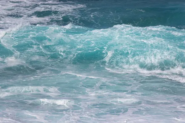 Ondas do oceano com espuma