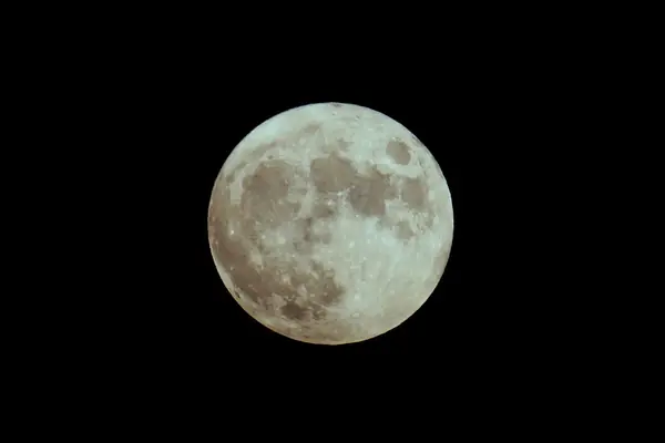 Lua cheia no céu noturno
