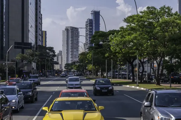 Trecho da Avenida Brigadeiro Faria Lima, em São Paulo, com prédios comerciais e carros em um dia de sol